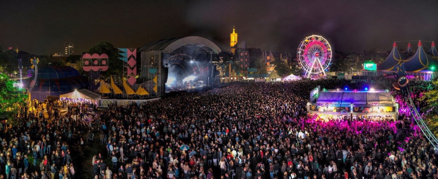Festivalterrein met verlicht reuzenrad